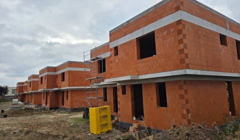 Eladó 4 szobás lakás, 4 szobás lakás, Triblavinská, Senec, Szlovákia