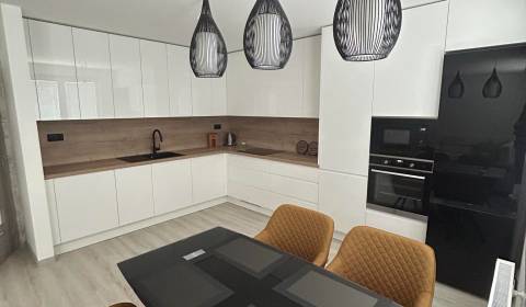 Eladó 3 szobás lakás, 3 szobás lakás, Halalovka, Trenčín, Szlovákia