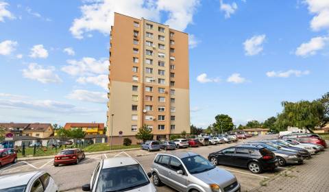 SENEC - 3 szobás, modern, felújított lakás a központban loggiával