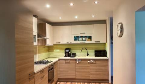 Eladó 3 szobás lakás, 3 szobás lakás, Gejzu Dusíka, Trnava, Szlovákia