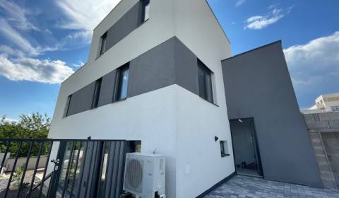 Eladó Családi ház, Családi ház, Kamenistá, Bratislava - Rača, Szlováki