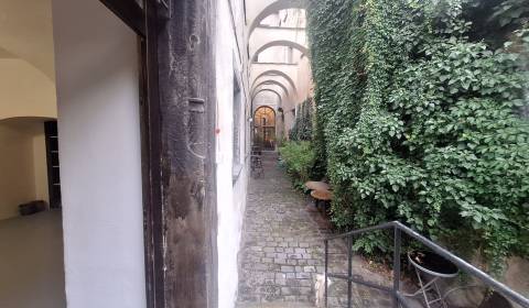 Kiadó Irodahelység, Irodahelység, Námestie SNP, Banská Bystrica, Szlov