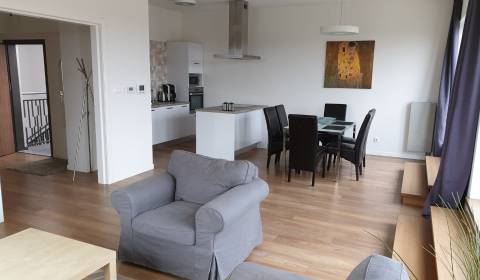 KIADÓ - 3 hálószobás lakás a városközpontban, nagy terasszal - NITRA