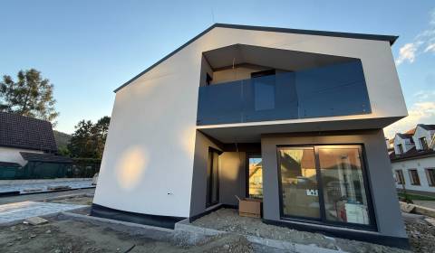 Eladó 4 szobás lakás, 4 szobás lakás, Pod záhradami, Bratislava - Dúbr