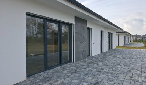 Eladó Családi ház, Családi ház, Nové Mesto nad Váhom, Szlovákia