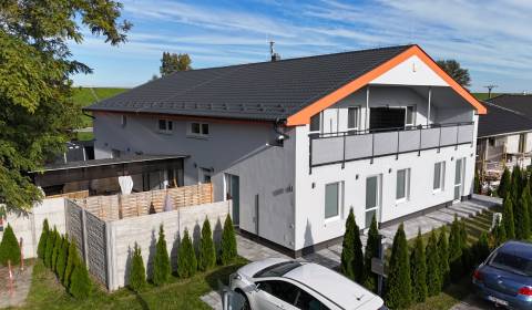 DOBROHOŠŤ - Kiadó egy 3 szobás bútorozott lakás előkerttel és parkolóv