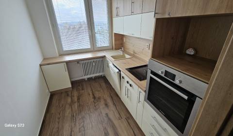 Felújított, napfényes 3 szobás lakás Pöstyén szívében