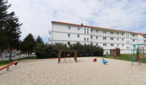 Eladó 3 szobás lakás, 3 szobás lakás, Školská, Senec, Szlovákia