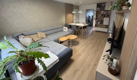 Eladó 4 szobás lakás, 4 szobás lakás, Chabenecká, Banská Bystrica, Szl