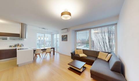 Kiadó 4 szobás lakás, 4 szobás lakás, SNP, Senec, Szlovákia