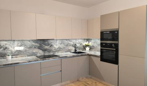 Eladó 4 szobás lakás, 4 szobás lakás, Janotova, Bratislava - Karlova V