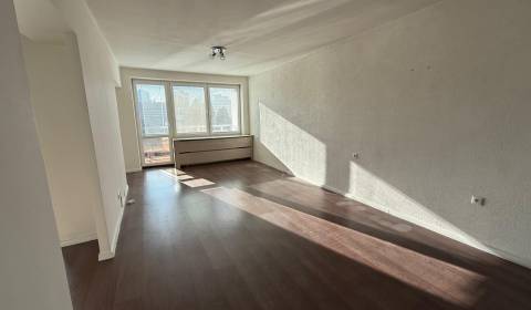 Eladó 3 szobás lakás, 3 szobás lakás, Žiar nad Hronom, Szlovákia