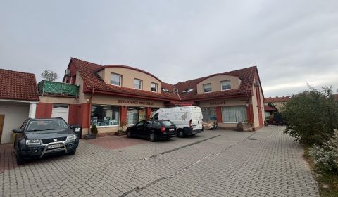 Stratégiai elhelyezkedésű üzlethelyiség Pöstyén szívében