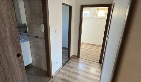 Eladó 3 szobás lakás, 3 szobás lakás, Cintorínska, Levice, Szlovákia