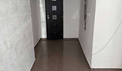 Kiadó Üzlethelység, Üzlethelység, Saratovská, Levice, Szlovákia