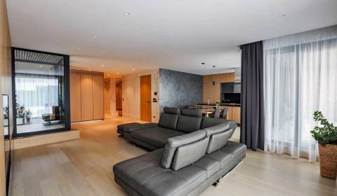 Eladó 4 szobás lakás, 4 szobás lakás, Na Roličkách, Bratislava - Nové 