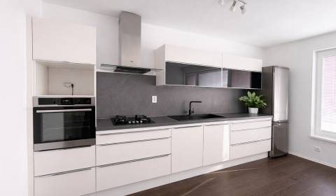 Eladó 4 szobás lakás, 4 szobás lakás, Senec, Szlovákia