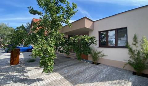 Kiadó 3 szobás lakás, 3 szobás lakás, Sološnická, Bratislava - Karlova