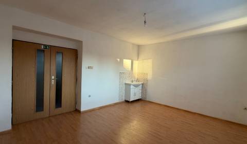 Kiadó Irodahelység, Irodahelység, Hodžova, Piešťany, Szlovákia