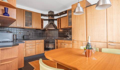Eladó 4 szobás lakás, 4 szobás lakás, Janka Alexyho, Bratislava - Dúbr