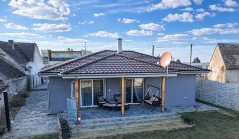 MALÉ LEVÁRE-Eladó 3 modern, új építésű családi ház hőszivattyúval 