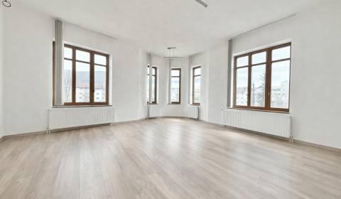 Kiadó tágas irodák Zsolna központjában, Hlinkovo téren