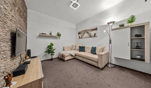 BA/DÚBRAVKA - Eladó bútorozott, másfél hálószobás, különálló konyhás 