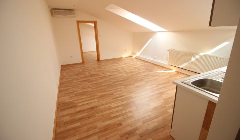 Eladó Üzlethelység, Üzlethelység, Mierové námestie, Senec, Szlovákia