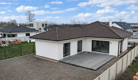 DUNAJSKÁ STREDA-4 új családi ház eladó garázzsal és nagy telekkel