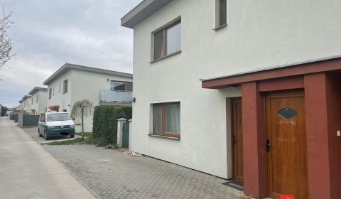 Eladó 2 szobás lakás, Banská Bystrica, Szlovákia