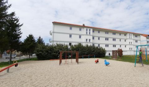 Eladó 3 szobás lakás, 3 szobás lakás, Školská, Senec, Szlovákia
