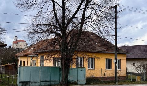 Családi ház eladó Komjatice központjában, nyugodt környezetben