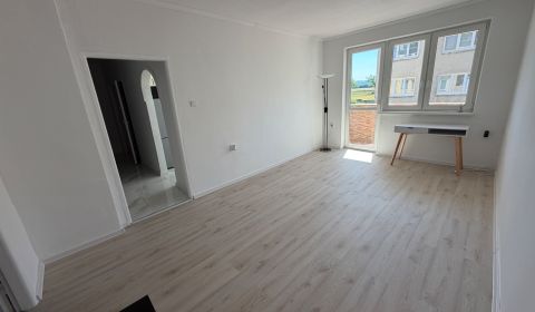 Eladó 3 szobás lakás, 3 szobás lakás, Stummerova, Topoľčany, Szlovákia