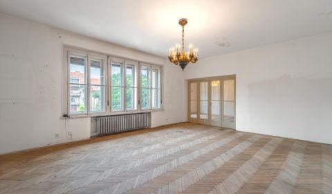 Történelmi bájjal rendelkező 3 szobás lakás Pozsony szívében