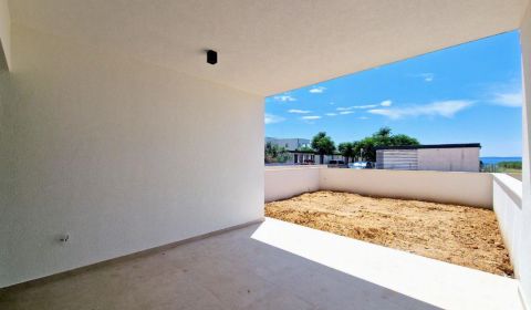 HORVÁTORSZÁG – Tágas lakás kis kerttel – PRIVLAKA, ZADAR