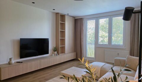 KIADÓ - Modern, teljesen felújított lakás - NYITRA, Központ
