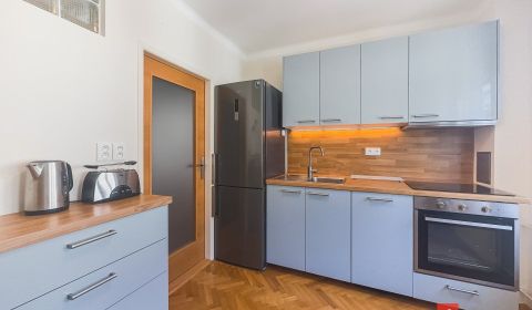 Kiadó 2 szobás lakás, Bratislava - Staré Mesto, Szlovákia