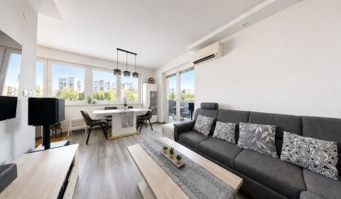 Modern, 3 szobás, felújított lakás légkondicionálóval | Kazanská ul.