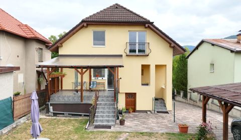 Eladó Családi ház, Családi ház, Banská Bystrica, Szlovákia