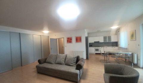 Kiadó 4 szobás lakás, 4 szobás lakás, Vysoká, Bratislava - Staré Mesto