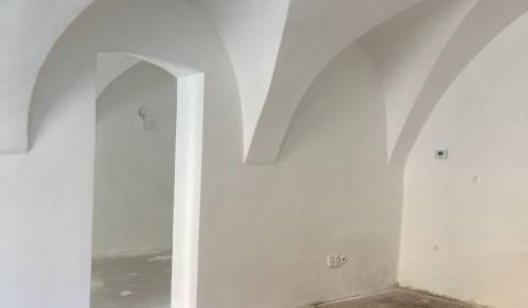 Üzlethelység, kiadó, Trnava, Szlovákia