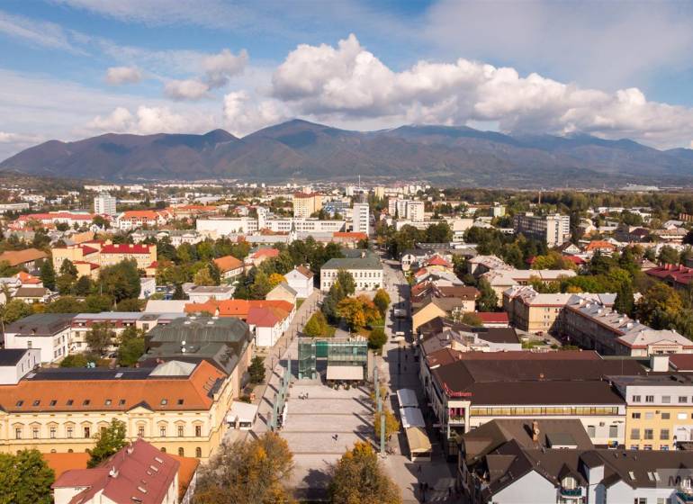 Mesto na ulici P.O. Hviezdoslava s výhľadom na hory a budovy. 3-izbový byt.
