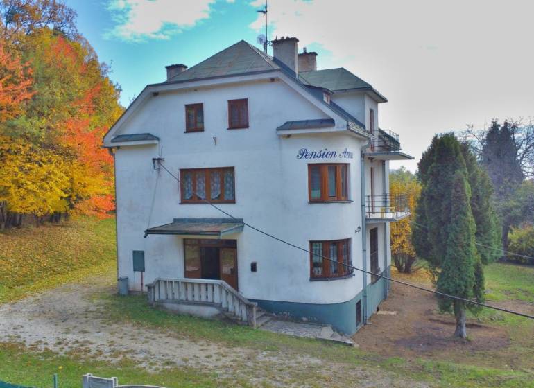 Vila zasadená v prírode s farebnými stromami na jeseň. Veľmi príjemné prostredie.