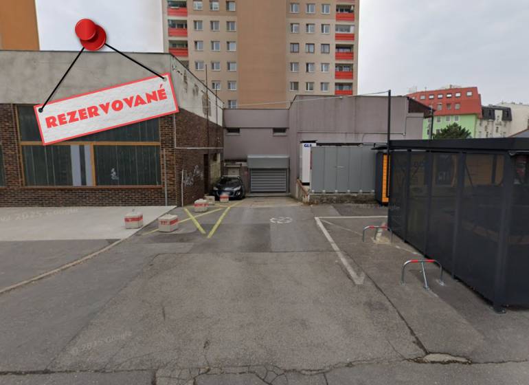 Fenntartott parkolóhely a Budyšínska utcai garázsoknál Pozsony-Újvárosban.