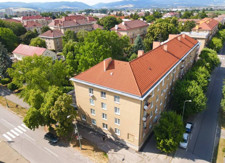 Légi felvétel egy kétszobás lakásról Új-Dubnicán, zöldövezettel körülvéve.