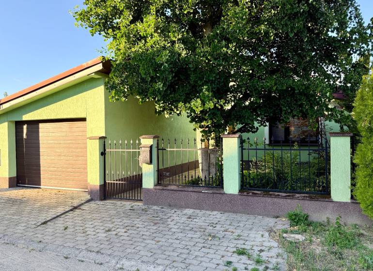 Családi ház a Pozsony-Püspöki Újkertek VII-ben, előkert, kerítés, garázs.