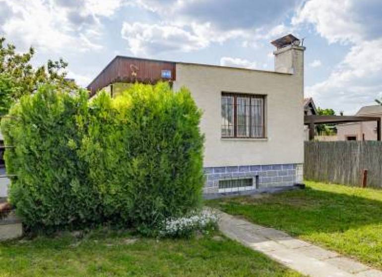 Családi ház a Mokráň záhon utcában, Pozsony-Ružinovban, zölddel és gyepes területtel körülvéve.