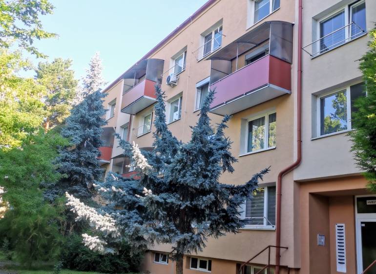 Három emeletes, erkélyes társasház a Hviezdoslav utca Zlaté Moravce városában.