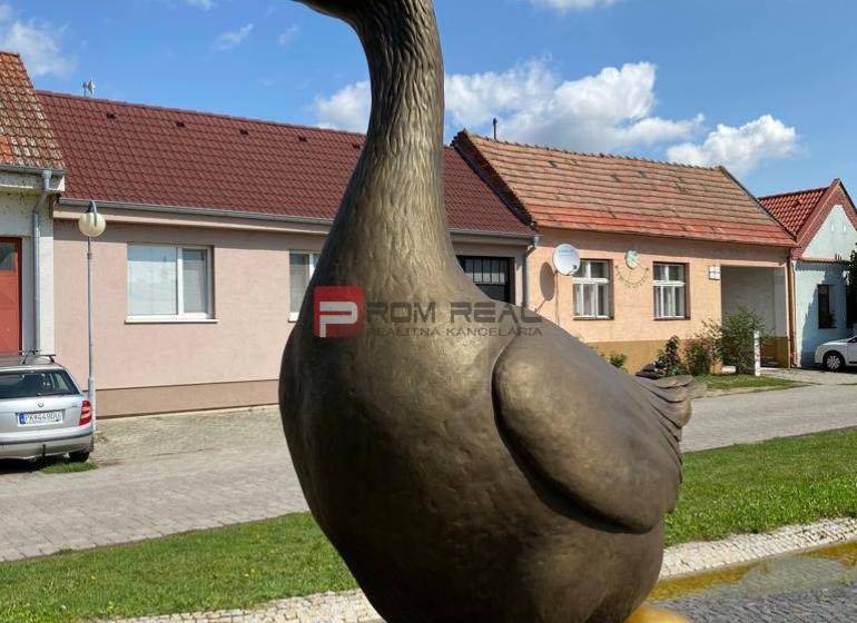 Aranytojást tojó liba szobra a Szlovák Grob utcában, a háttérben raktárak és csarnokok.