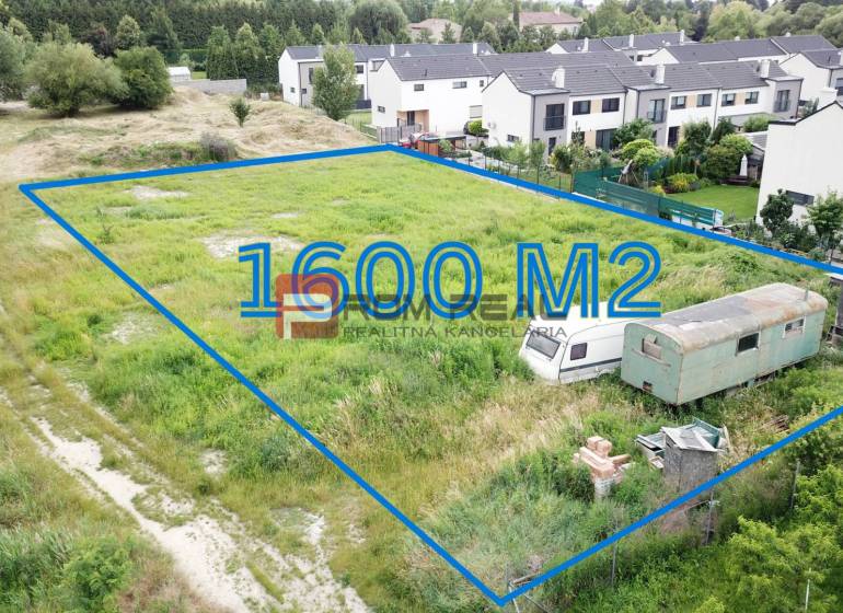 Lakóövezeti telkek Mariankán, a Na Ovsisku utcában, terület 1600 m², közel a házakhoz.